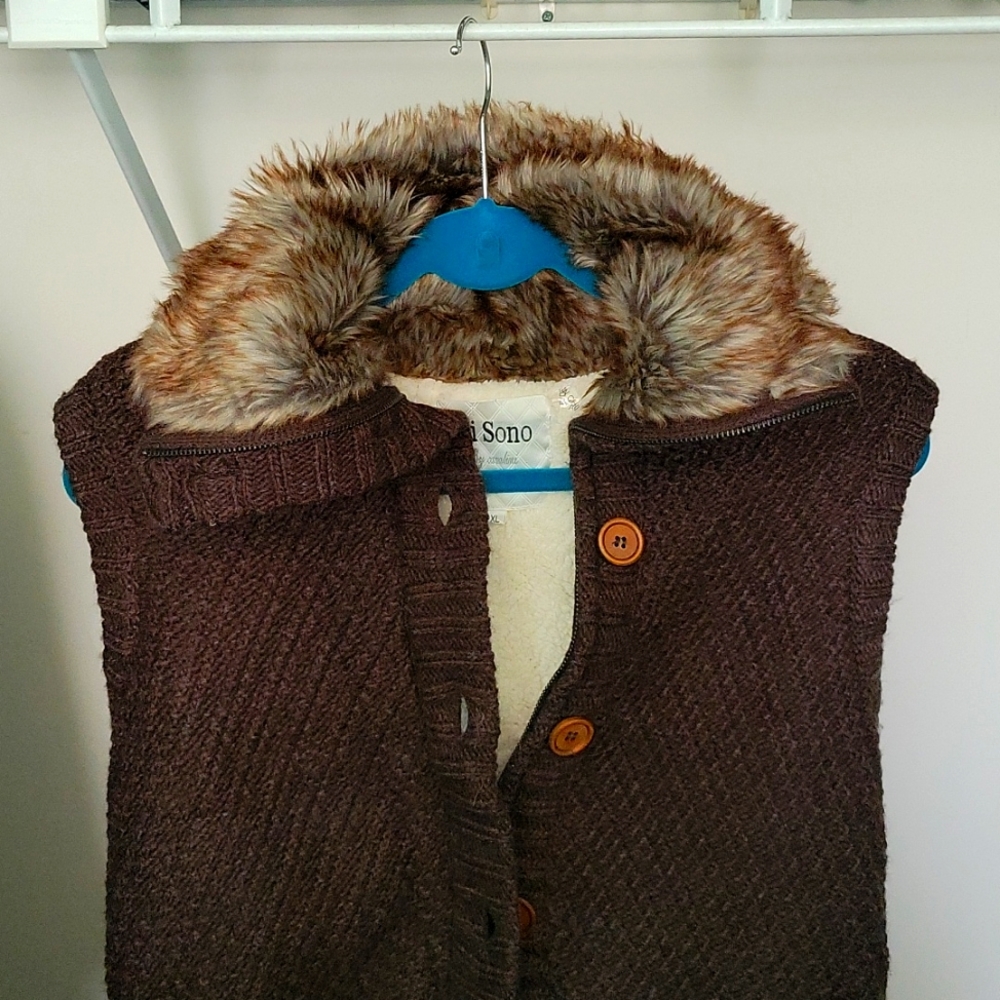 Brown knitted sweater vest with faux fur collar